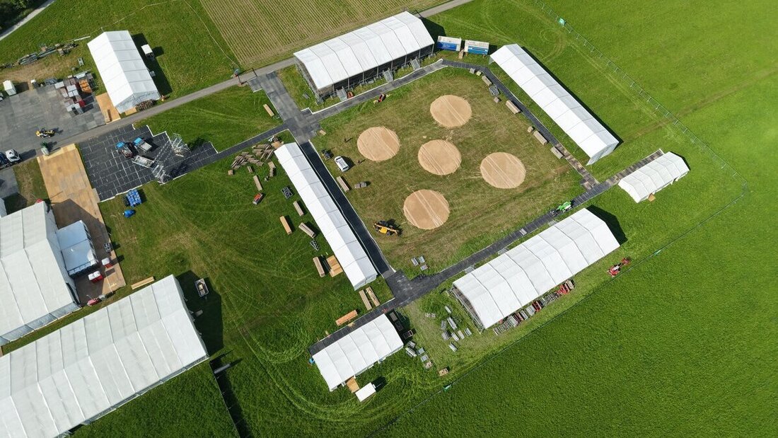 Das Festgelände: Auf der Grossen Allmeind in Schmerikon finden am Sonntag beim St. Galler Kantonalfest rund 5000 Zuschauerinnen und Zuschauer Platz. (Bild: Albert Jud)