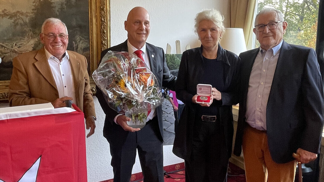 Grossen Beitrag gewürdigt: Bruno Glaus, Mario Mullis, Marcella und Leo Looser (von links) mit der wohlverdienten Auszeichnung. (Bild Jürg Kesselring)