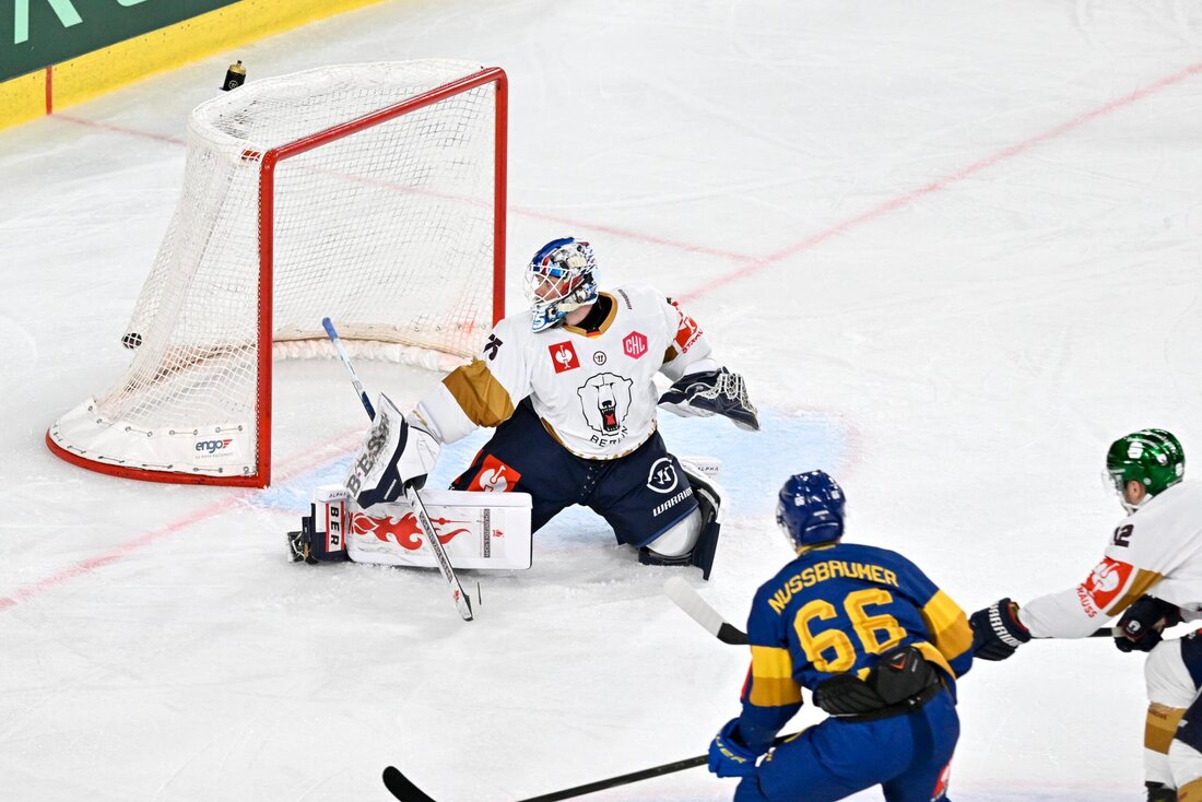 Torschüte: HCD-Stürmer Valentin Nussbaumer trifft in der neunten Minute zum 2:0 gegen die Eisbären Berlin. (Bild:Juergen Staiger / Keystone)