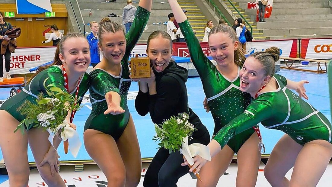Gold und Auszeichnung: Sarina von Rotz, Alina Zimmermann, Trainerin Elina Good, Rahel Willi und Jana Britt (von links) freuen sich über einen gelungenen Team-Wettkampf. (Pressebild) 170499_170498.jpg
