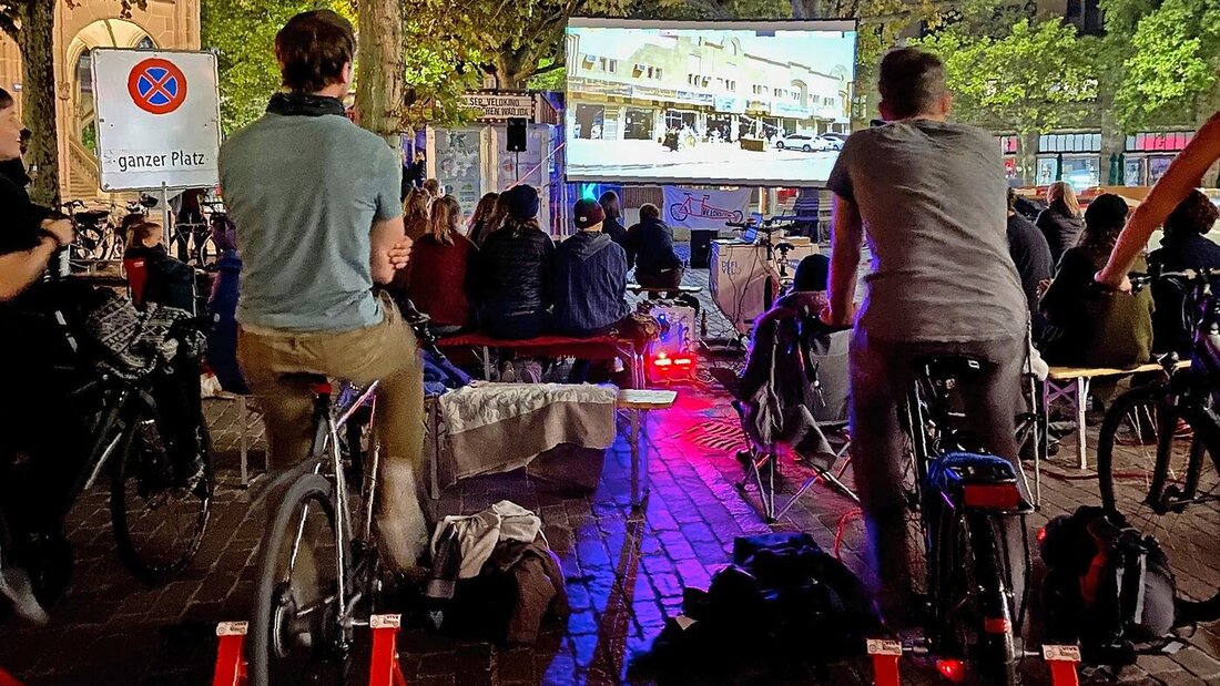 Rathausplatz in Mels statt Zürcher Werdmühleplatz: So in etwa wird das Velokino aussehen. (Bild: Velorution) 210555_210743.jpg