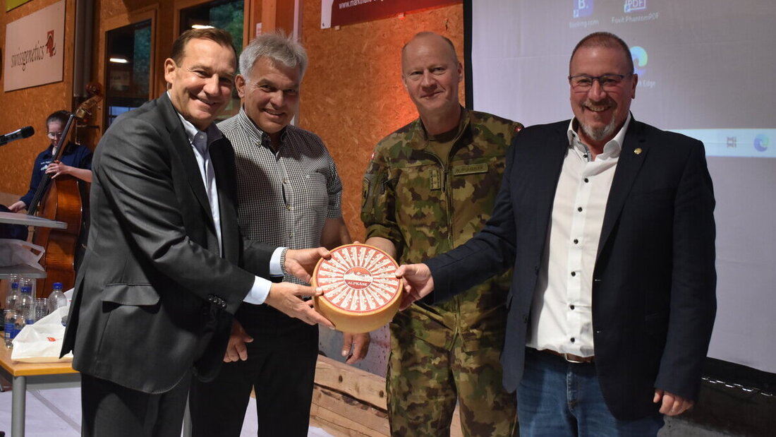 Die Referenten des Abends: Nationalrat Thomas Matter, Kantonsrat Marco Gadient (Organisator, Flums), Divisionär Willy Brülisauer und der Melser NationalratWalter Gartmann (von links). (Bild: Lukas Mutzner)