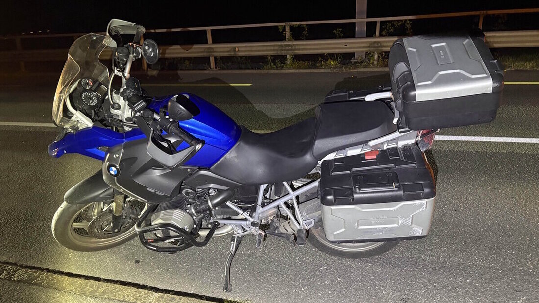 Mit dem Motorrad gestürzt: Der Fahrer und die Beifahrerin verletzten sich beim Selbstunfall unbestimmt. (Bild Kantonspolizei St. Gallen)