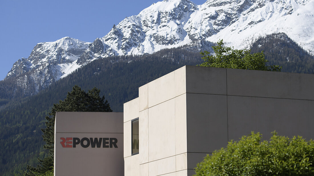 Blick auf den Hauptsitz des Bündner Energieunternehmens Repower in Poschiavo. Der Kanton Graubünden will mit einer Stimmenbündelung die Mehrheit im Aktionariat erlangen. (Archivbild) 20231017124009162.jpg