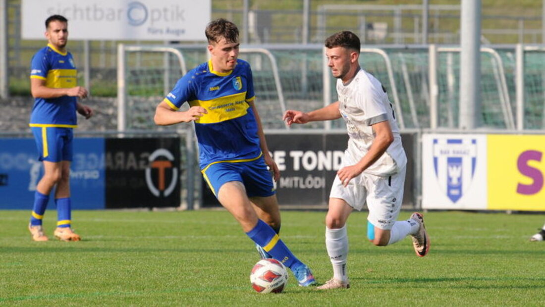 Unterschiedliche Gefühlslage: Der FC Bad Ragaz (in Weiss) führt die 3. Liga an, die Melser Reserven stehen auf einem Abstiegsrang. (Bild Martin Broder)