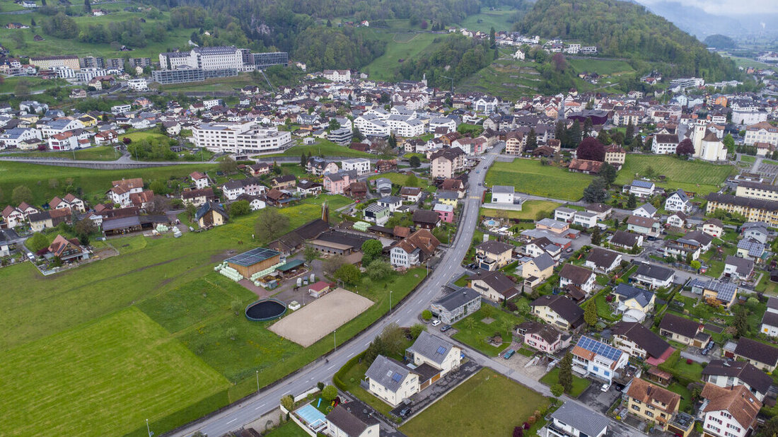 Mels mit seinen vielen Wegen aus der Vogelperspektive: Die Gemeinde muss die Gesamtrevision des Strassenplans sowie des Fuss-, Wander- und Radwegplans nochmals neu starten. (Bild Gianluca Volpe)