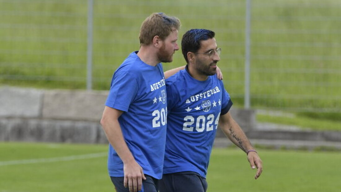 Job erledigt: Daniel Ercin (rechts) hat den FC Walenstadt zurück in die 3. Liga geführt. (Bild Reto Voneschen)