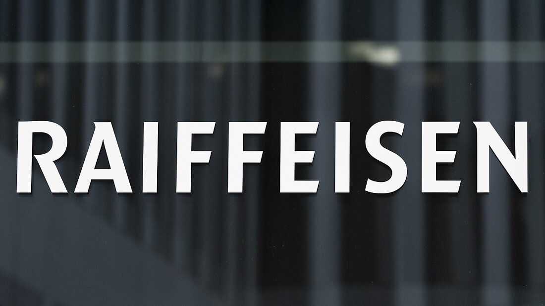 Raiffeisen hat im ersten Halbjahr wesentlich mehr Einnahmen erzielt und einen Gewinnsprung gemacht. Der Reingewinn kletterte um einen Viertel auf 701 Millionen Franken. (Archivbild) 20230823064033949.jpg