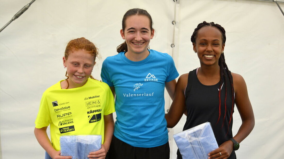 Das U18-Podest: Nadine Thomann (29), Angelina Bonderer (1.) und Silja Auer (3., von links). (Bild Martin Nauer)