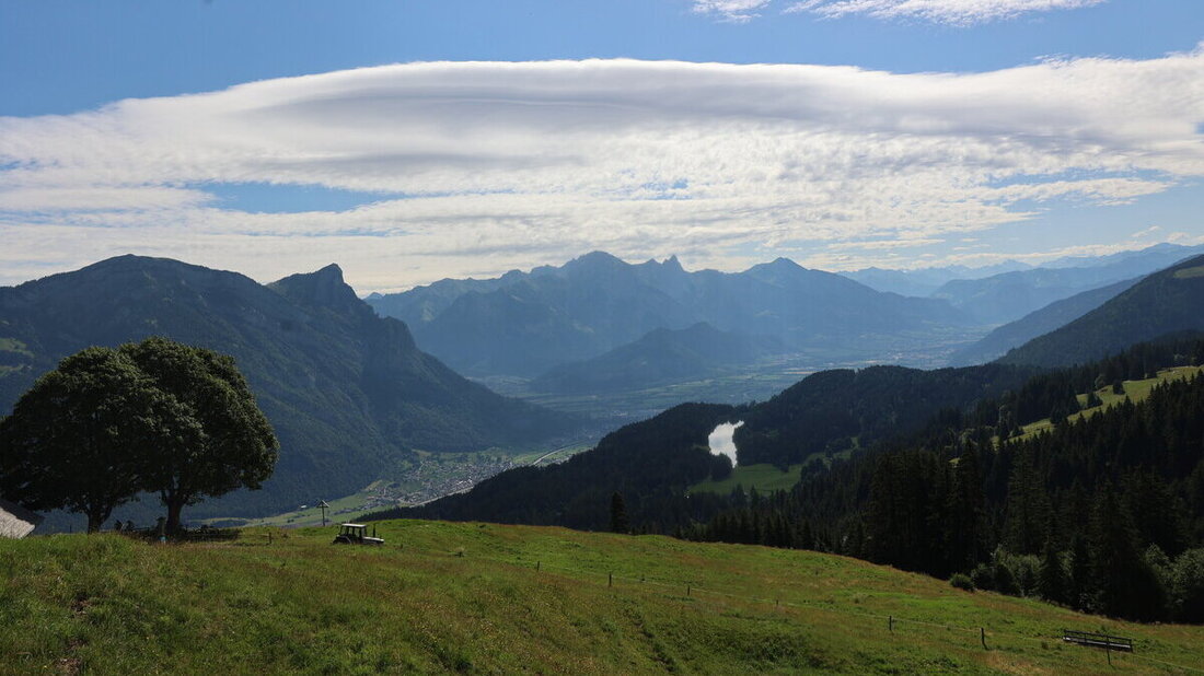 Ein Tag wie aus dem Bilderbuch: Blick von der Alp Schwarzenberg Richtung Tal, inklusive Chapfensee.