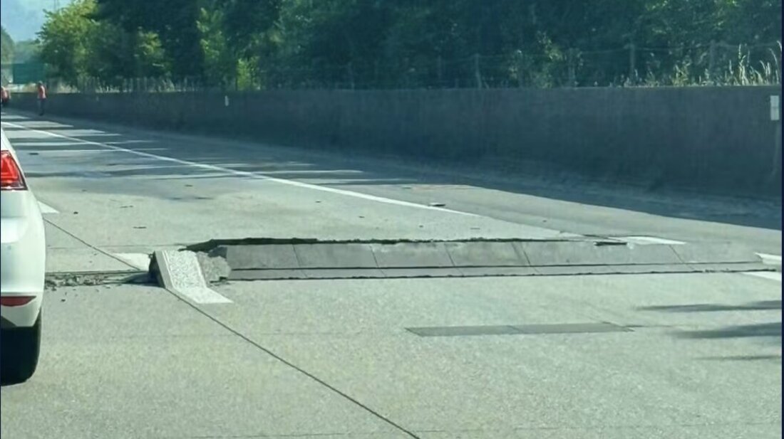 Asphalt aufgestellt: In diese «Schanze» sind am Sonntagabend zwei Fahrzeuge bei Sennwald gedonnert. (Bild: Screenshot «20 Minuten»)