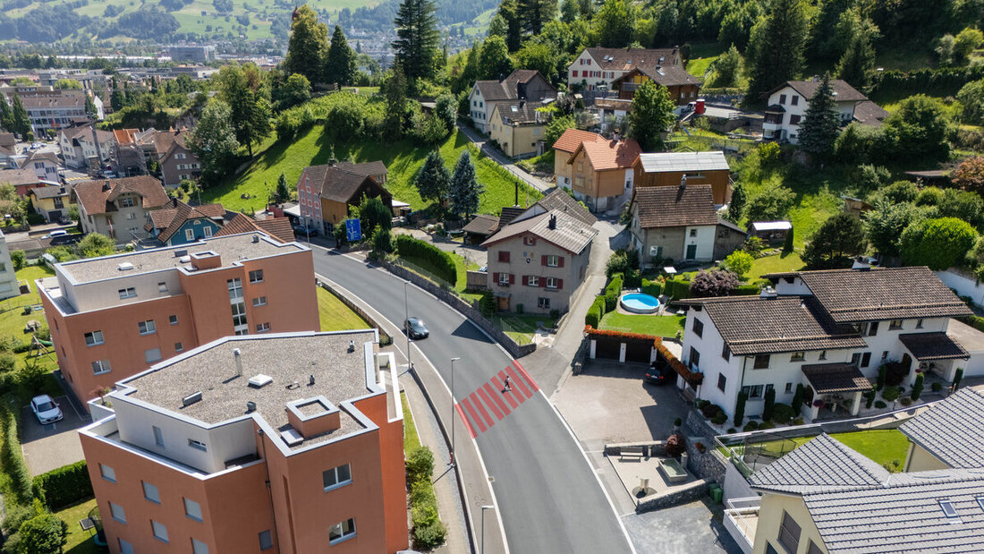 Früher mit, jetzt ohne: Bei der Einmündung des Spleewegs in die St. Gallerstrasse fehlt der Fussgängerstreifen. (Bild/Bildmontage: Gianluca Volpe)