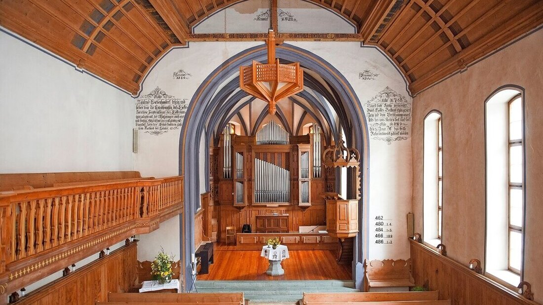Dominant: Fast 100 Jahre lang prägte die pneumatische Orgel im Chor der reformierten Kirche in Schiers das Gotteshaus. Nun ist die Orgel, die eben noch fast den ganzen Chor ausfüllte, nicht mehr da (kleines Bild). (Archivbilder: Olivia Aebli-Item)