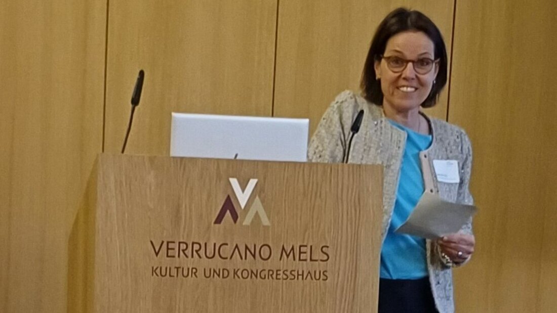 Führt kompetent und humorvoll durch den Anlass: Nathalie Glaus, Rechtsanwältin und Verwaltungsrätin der Anwaltskanzlei Glaus Gabathuler AG. (Bild Hans Hidber)