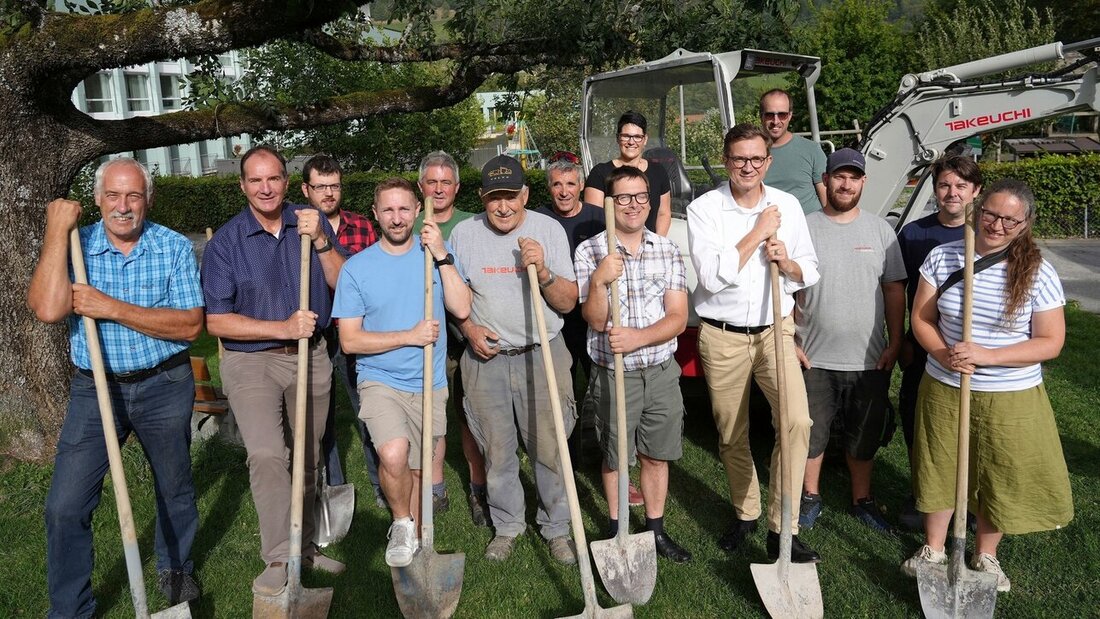 Beim Spatenstich für die Wasserspielwelt Valens: Die Vertreterinnen und Vertreter von Valens Tourismus, des Gemeinderates Pfäfers, der Tourismuskommission Taminatal und der Kliniken Valens. (Bild: Manfred Haag) 211550_211576.jpg