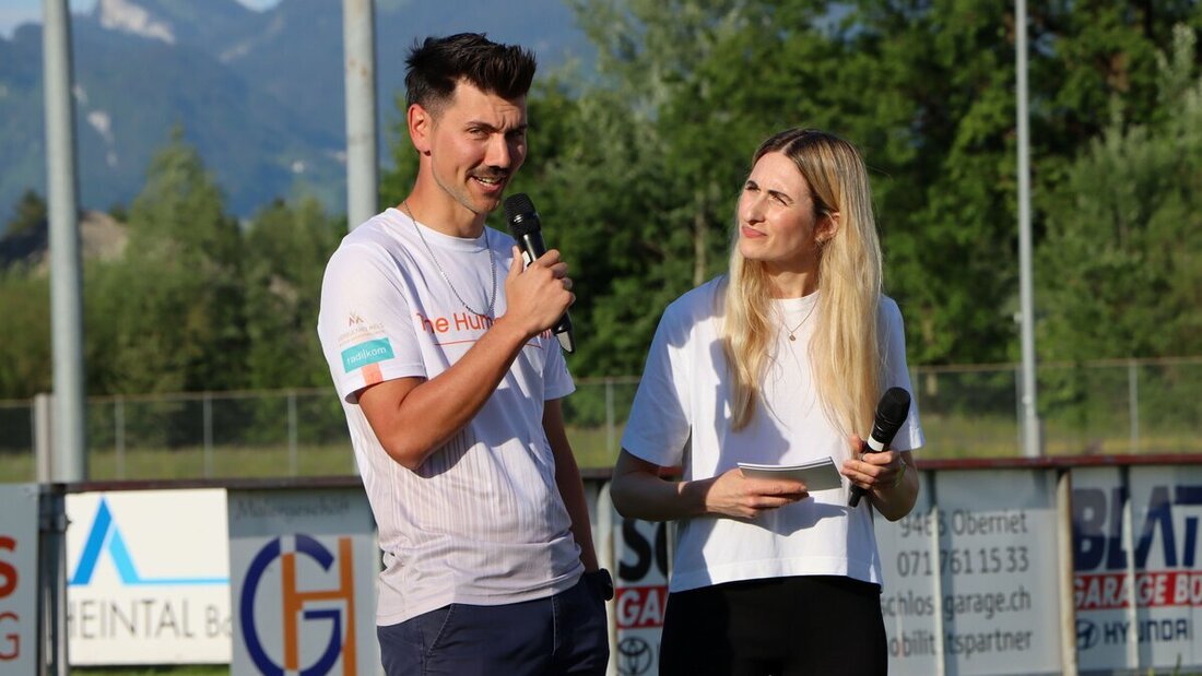 Der Rüthner Extremsportler Manuel Neuhold anlässlich dem Überraschungsempfang der Gemeinde im Gespräch mit Moderatorin Annina Dietsche. (Pressebild)