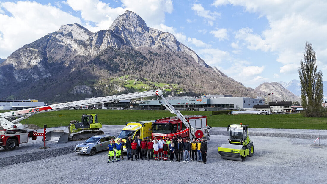 Langersehnter Moment: Die verschiedenen Nutzer und Vertreter der Gemeinden beim Spatenstich zum regionalen Rettungsstützpunkt in Wangs. (Bilder: Hans Bärtsch, Pressedienst)