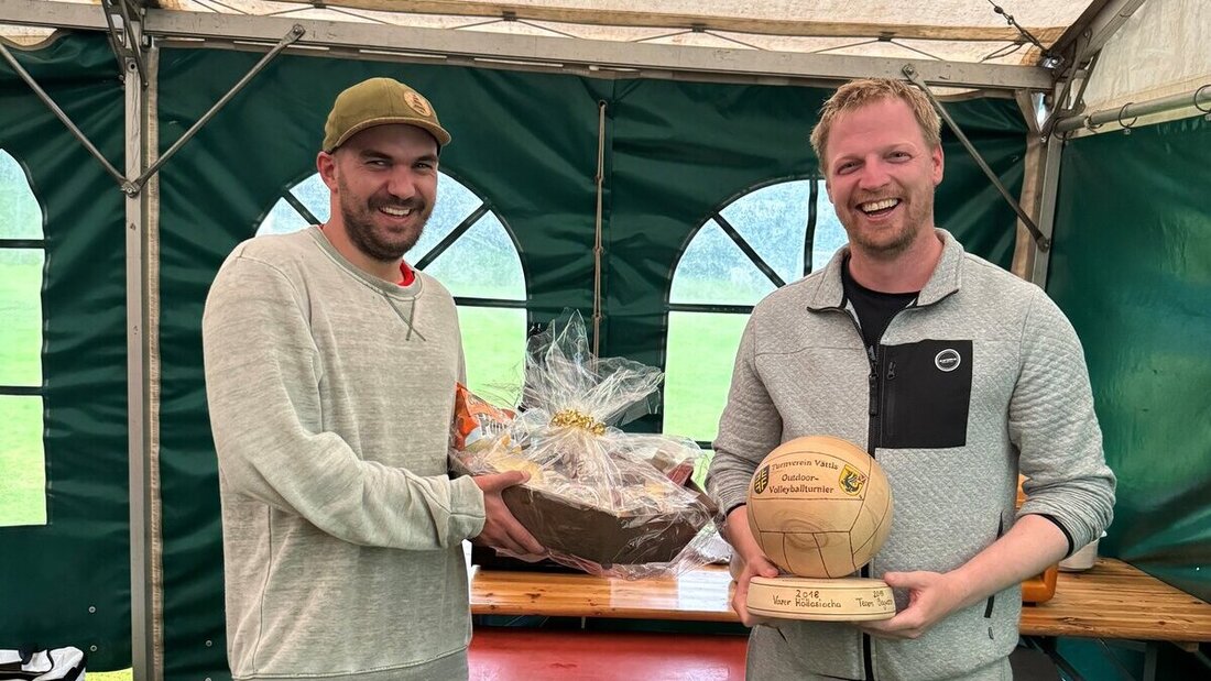 Freuen sich über den Pokal und Preis: das (unvollständige) Siegerteam «Vazer Höllasiacha». (Pressebild)