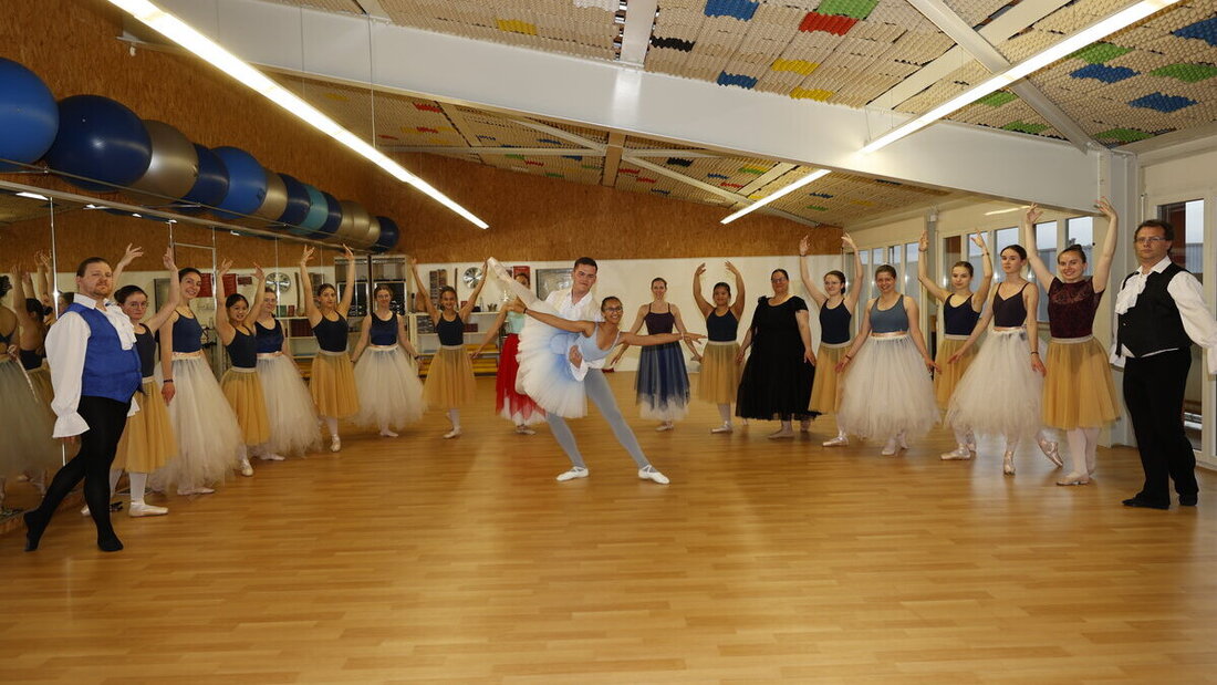 Eine Welt voller Emotionen: Bei der Inszenierung «Cinderella» im Verrucano zeigen 60 Amateure um Jasmin Notari, Sheila Wälti und Sarah Kohler am Wochenende ihr Talent. (Bild Ignaz Good)