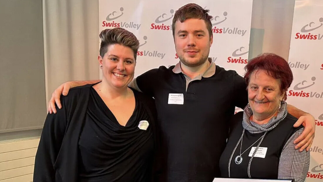 Ausgezeichnet: Sabrina Sprenger, Philip Dogson und Vreni Marti-Dornbierer (von links) erhalten den Prix Benevolley. (Pressebild)