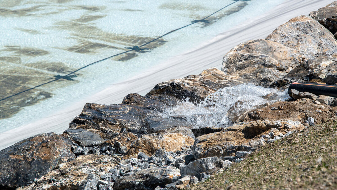 Es sprudelt: Das Wasser der zugeleiteten Bölliquellen füllt den Speichersee.