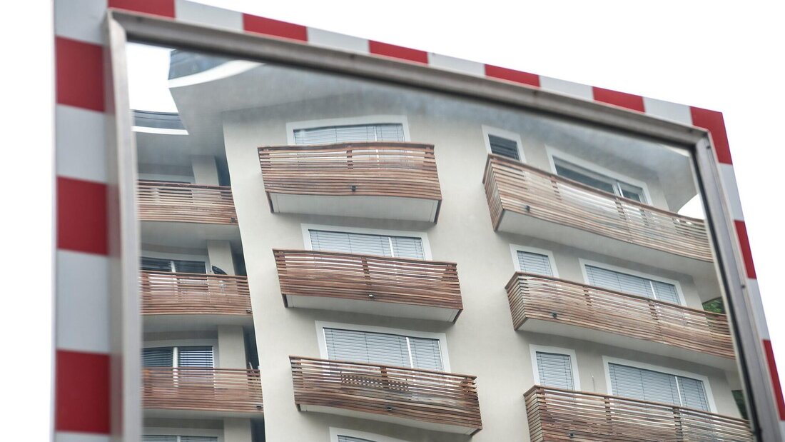 Die Läden zu, die Steuern fliessen: Neu soll für Ferienwohnungen und Zweitwohnsitze eine neue Abgabe gelten. (Bild: Olivia Aebli-Item)