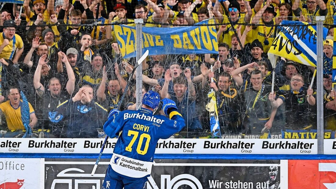 Davos, wie es singt und lacht: Enzo Corvi wird als bester Davoser Spieler gegen Langnau von den Fans gefeiert. (Bild: Keystone) 167617_167618.jpg