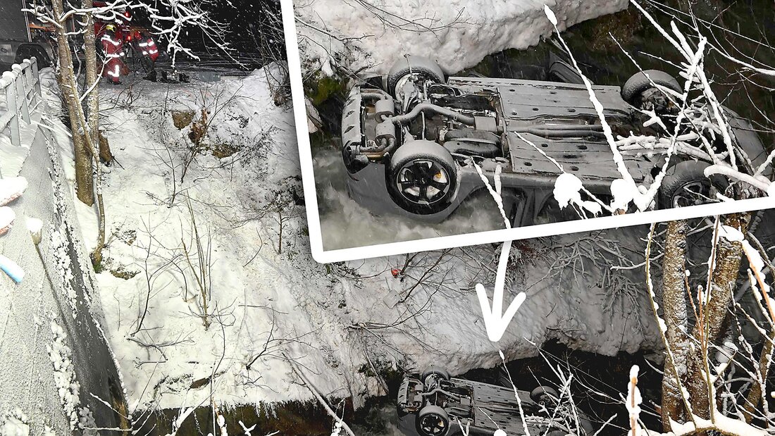 Am Unfallort: Es war dunkel und kalt, als das Auto in den Goldingerbach stürzte. (Bild: Kapo SG)