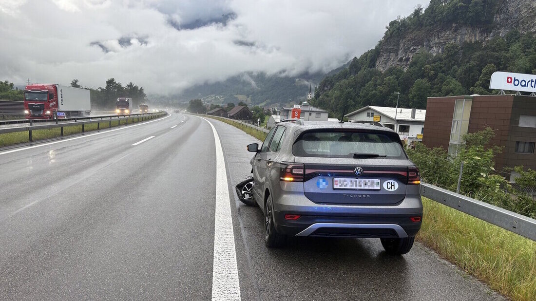 Unfall: Auf der A3 von Mels Richtung Flums ist ein Fahrzeuglenker in die Leitplanke geknallt. (Bild: Kantonspolizei St. Gallen)
