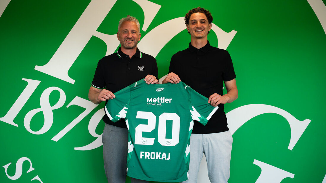 Neuer Mittelfeldspieler: Leon Frokaj (rechts) mit FCSG-Sportchef Roger Stilz. (Pressebild)