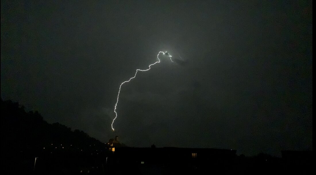 Eindrücklich! Diese Bilder hat Antonia Baumgartner am Freitagabend von ihrem Balkon in Mels aufgenommen.