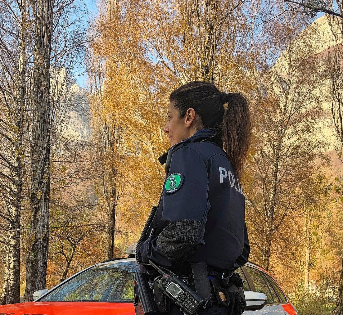 Übt einen vielseitigen, spannenden Beruf aus: Liliana Wildhaber aus Flums ist seit Sommer 2019 bei der Mobilen Polizei Werdenberg-Sarganserland im Einsatz. Bild Helen Baur-Rigendinger 11783_12051.jpg
