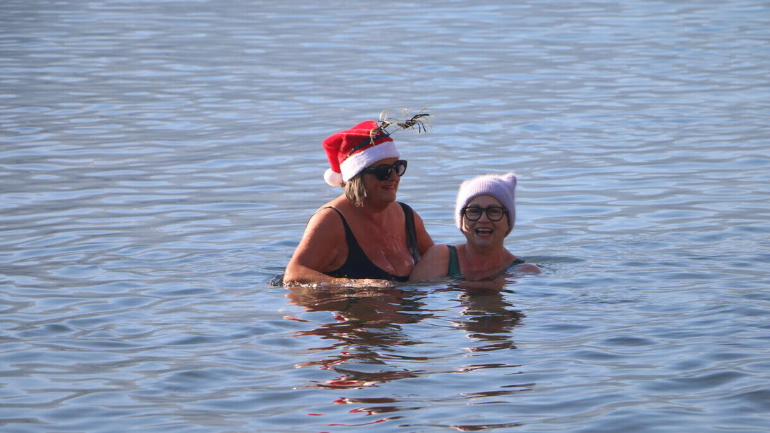 Spass muss sein: Mit wärmender Mütze auf dem Kopf liess es sich im Walensee auch Plaudern.