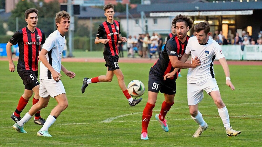Klare Sache: Der FC Sargans (in Rot-Schwarz) hat die beiden letzten Derbys zu Hause gegen Walenstadt gewonnen. (Bild: Reto Voneschen) 215356_215395.jpg