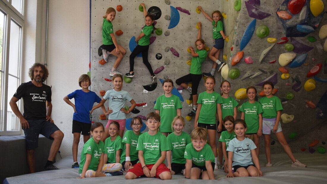 In die Höhe: Beim Bouldern darf man keine Höhenangst haben. (Bilder: Severin Meli)
