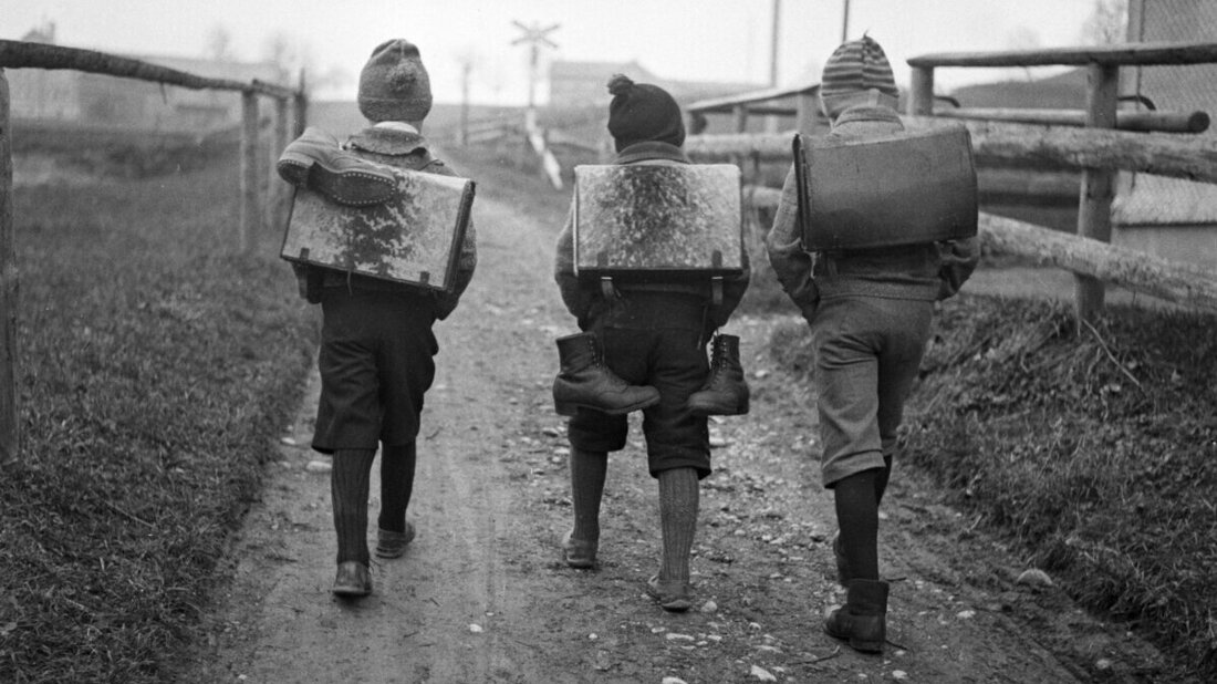Am Montag ist Schulbeginn und die Polizei mahnt zu Vorsicht: Früher war noch nicht so viel los auf den Strassen – welche Erinnerungen haben Sie? (Bild: Keystone)
