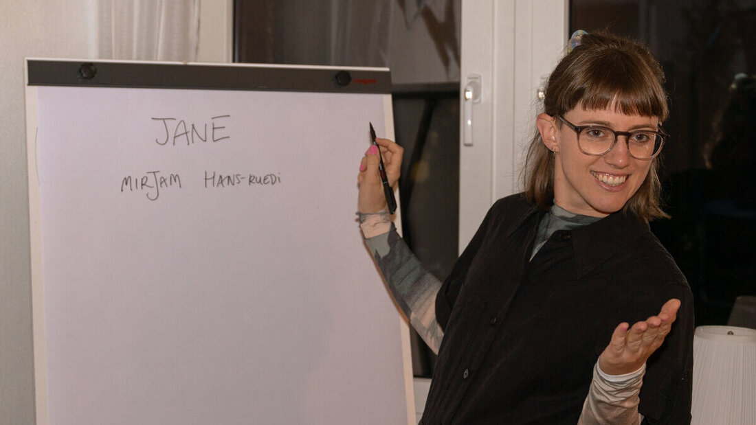 Unterhaltung im ehemaligen Ladenlokal: Jane Mumford bezieht auch das Publikum mit ein. Bild Andrej Weiss