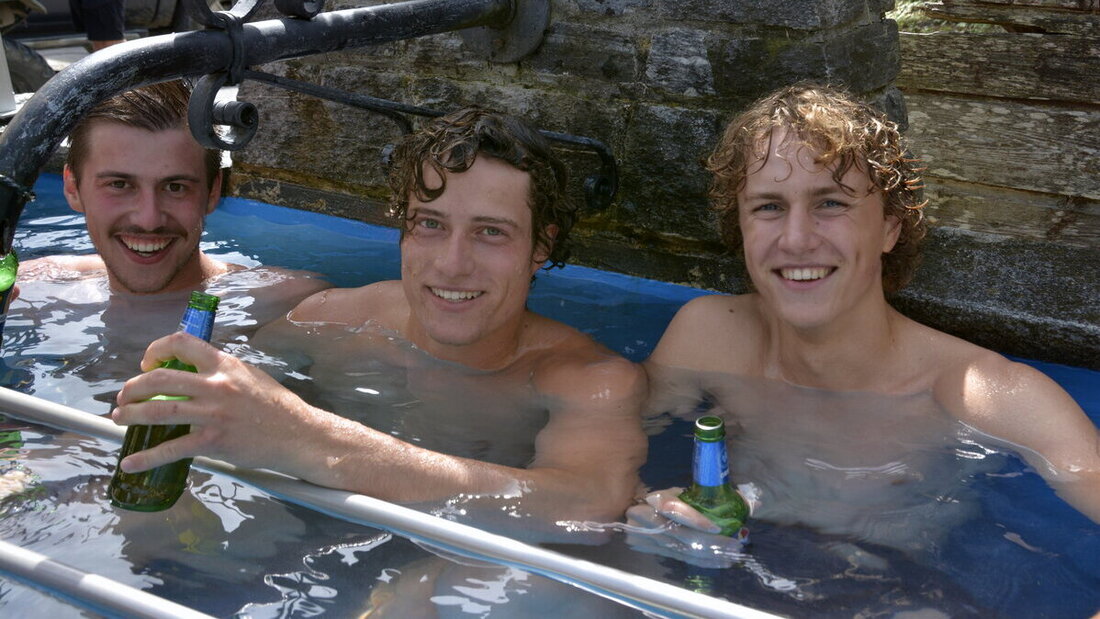 Nach dem Lauf das Bad im Dorfbrunnen. (Bild Martin Nauer)