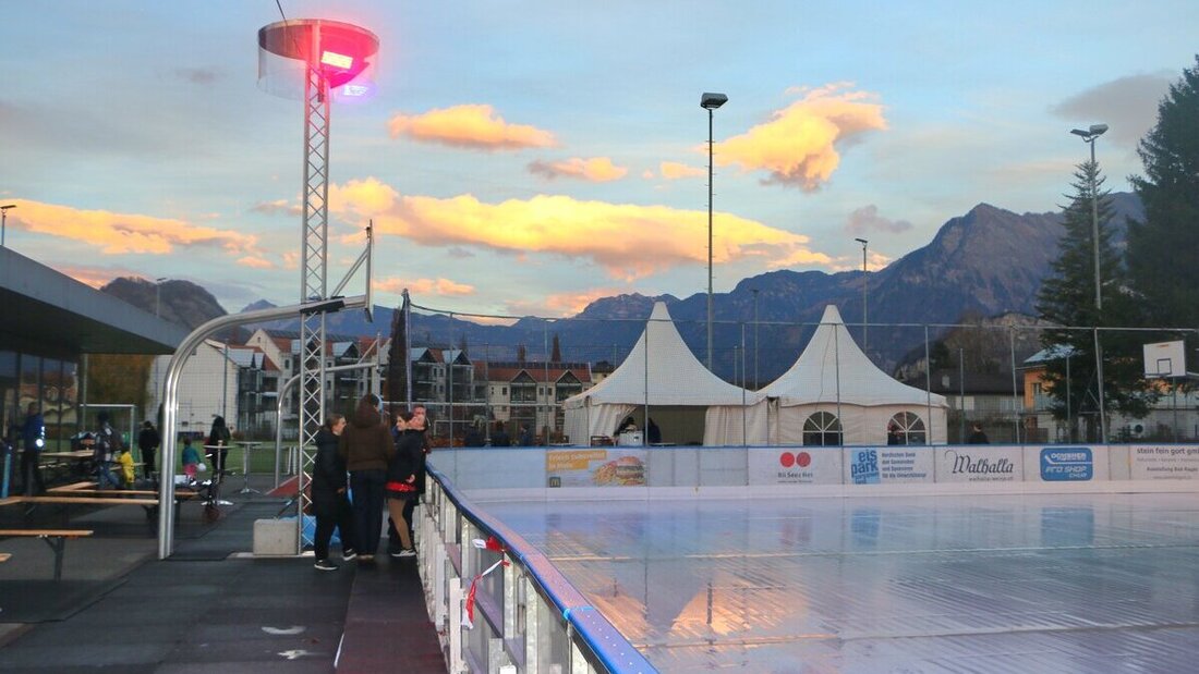 Zu viel Wasser auf der Fläche: Zum ersten Mal in 20 Jahren Eispark konnte man am Eröffnungstag nicht aufs Eis. (Bilder: Sara Bircher)