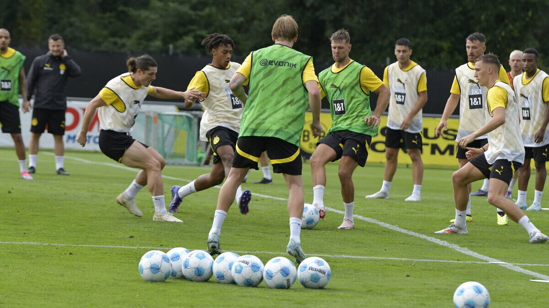 Bedrängter Nationalspieler: Niklas Füllkrug (im grünen Überzieher am Ball) wird von Gegenspielern gejagt. (Bild Reto Voneschen)