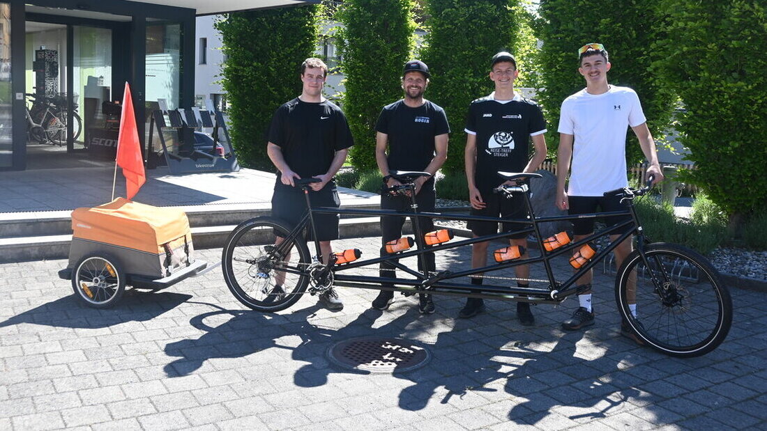 Sind bereit, einen Teil Europas auf dem Tridem zu durchqueren: Raoul Fetting, Alessandro Gottscher und Andrin Caviezel (von links). Bei ihren Vorbereitungen und beim Bau des Tridems werden die drei Abenteurer von BikeWork-Standortleiter Roger Tschirky (Zweiter von links) unterstützt. (Bilder: Patricia Hobi)