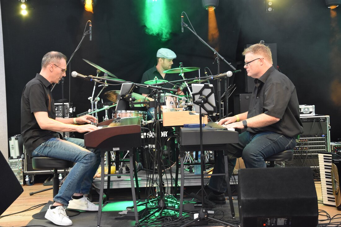 Legen einen kraftvollen Start hin: Die Mitglieder von Klavirus. (Bilder Patricia Hobi, Michael Kohler, Pressedienst)