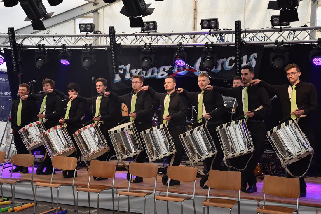 Heimvorteil: Die Tambourengruppe Vilters-Wangs tritt in einem gut gefüllten Festzelt auf. (Bilder Patricia Hobi, Michael Kohler, Pressedienst)