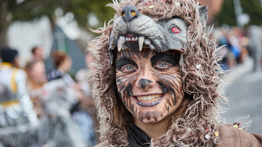 Gelungenes Jubiläum: Der Sarganser Fasnachtsumzug hat den zahlreichen Zuschauerinnen und Zuschauern gefallen. (Bild Roland Thomann)