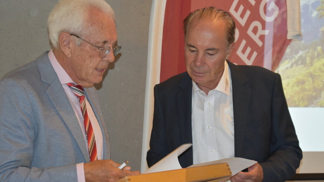 Gute Zahlen, grosse Pläne: Verwaltungsratspräsident Guido Mätzler (links) und CEO Peter Staub besprechen die Versammlung. (Bild: Reto Vincenz)