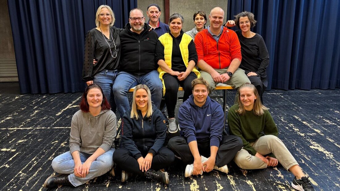 Proben laufen: Die Souffleuse (Elsbeth Schnider) hat noch den einen oder anderen Einsatz – aber bald ist die Theatercrew bereit, zu zeigen, wie textsicher alle sind. (Pressebild)