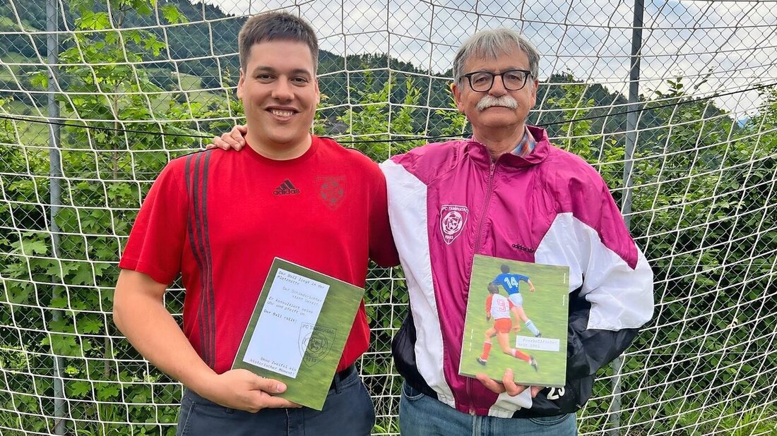 Stolze Autoren: Bernhard Nigg (links) und Manfred Haag, der den ersten Trainingsanzug der Senioren des FC Taminatal von 1989 trägt. «Mode war schon damals Geschmackssache», erinnert sich Haag mit einem Schmunzeln. (Pressebilder) 202909_202910.jpg