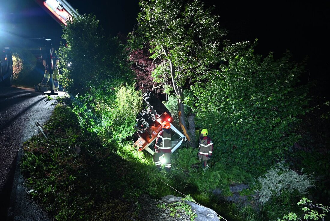 Die Böschung hinuntergestürzt: Der junge Lenker hat sich beim Unfall verletzt und wurde ins Spital gebracht.