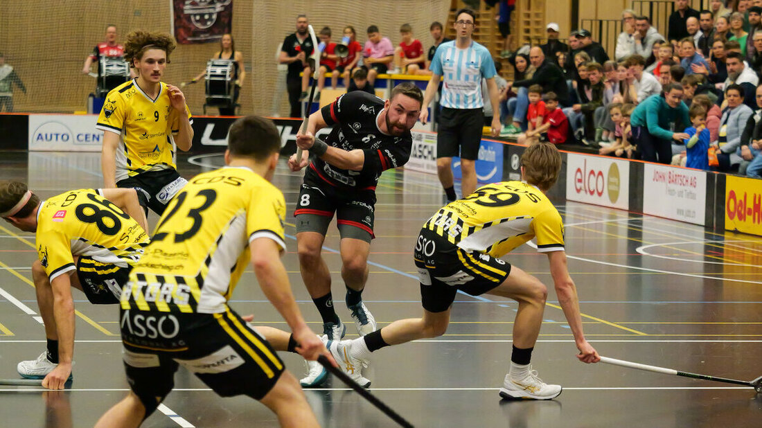 Zwei Spiele am kommenden Wochenende: Der UHC Sarganserland, hier mit Lukas Jalovy (Mitte), und die Rheintal Gators sehen sich am Samstag und Sonntag. (Bild Daniel Ackermann)