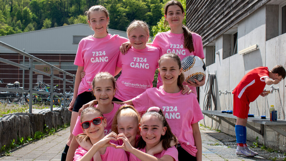 Schreiben rekordverdächtige Teilnehmerzahlen: Die Mädchen am UBS-Cup in Mels. (Bild: Severin Meli)